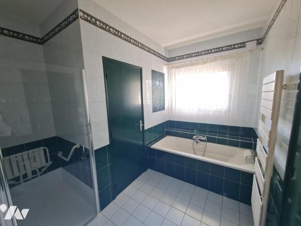 Commerces et commodités à pied - Spacieuse maison familliale avec grand terrain divisible