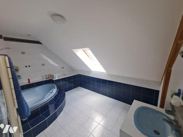 Commerces et commodités à pied - Spacieuse maison familliale avec grand terrain divisible