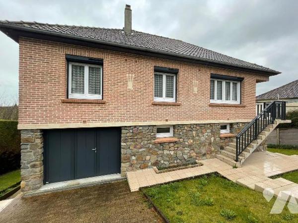 Maison individuelle édifiée sur un sous-sol complet comprenant : une entrée, un séjour avec che...