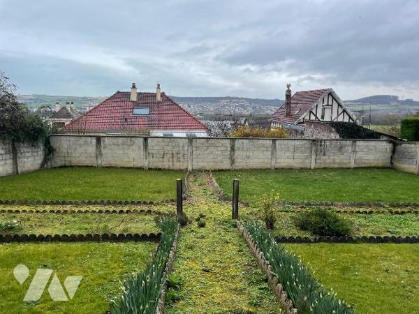Maison individuelle édifiée sur un sous-sol complet comprenant : une entrée, un séjour avec che...