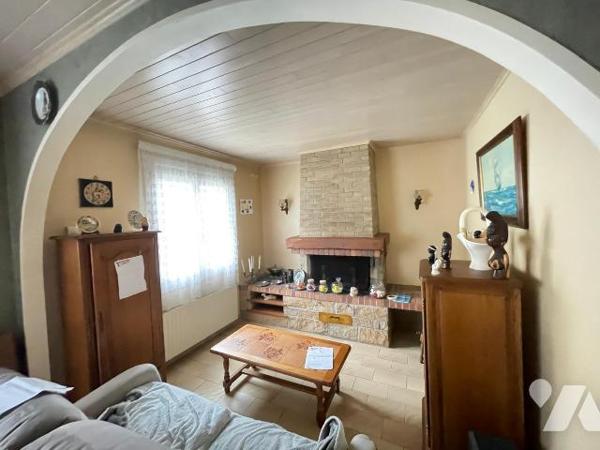 Maison individuelle édifiée sur un sous-sol complet comprenant : une entrée, un séjour avec che...