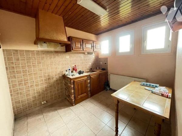 Maison individuelle édifiée sur un sous-sol complet comprenant : une entrée, un séjour avec che...