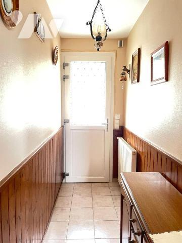 Maison individuelle édifiée sur un sous-sol complet comprenant : une entrée, un séjour avec che...