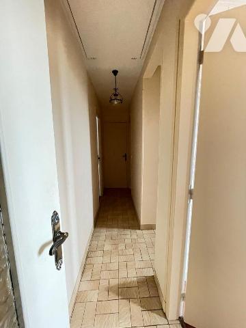 Maison individuelle édifiée sur un sous-sol complet comprenant : une entrée, un séjour avec che...