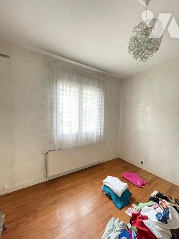 Maison individuelle édifiée sur un sous-sol complet comprenant : une entrée, un séjour avec che...