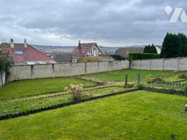 Maison individuelle édifiée sur un sous-sol complet comprenant : une entrée, un séjour avec che...