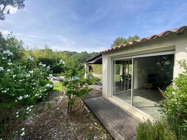 VILLENEUVE-LES-AVIGNON, villa de plain-pied avec 3 chambres, piscine et garage