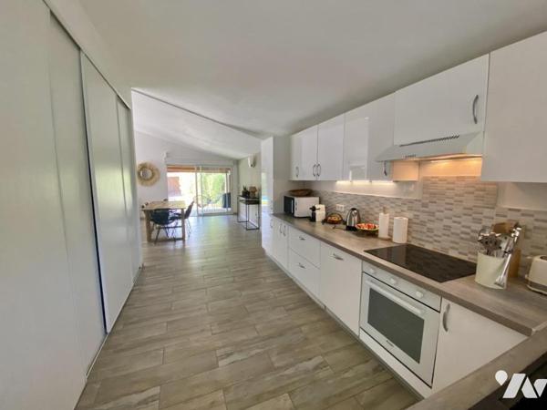 VILLENEUVE-LES-AVIGNON, villa de plain-pied avec 3 chambres, piscine et garage