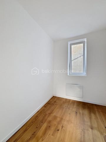 Au cœur du village de Jaulgonne, à proximité immédiate des commerces, écoles et commodités accessibles à pied, cette charmante maison de ville entièrement rénovée offre un cadre de vie agréable et fonctionnel, à seulement 13 minutes de Dormans et 18 minutes de Château-Thierry.

Derrière sa façade, cette maison dévoile un intérieur soigneusement rénové, pensé pour offrir confort, praticité et modernité. L’ensemble bénéficie d’une atmosphère chaleureuse et d’un agencement optimisé, idéal pour une vie quotidienne agréable.

Le premier niveau accueille une belle pièce de vie lumineuse et conviviale, offrant un espace confortable pour recevoir ou profiter de moments en famille. La cuisine indépendante et fonctionnelle dispose d’un agencement pratique.  Un espace dédié à un bureau vient compléter ce niveau, idéal pour le télétravail, une activité indépendante ou un coin lecture. Une salle d’eau moderne ainsi qu’un WC indépendant viennent parfaire cet espace de vie.

À l’étage, le palier dessert deux chambres lumineuses aux volumes confortables, offrant chacune une atmosphère calme et reposante. L’une d’elles bénéficie d’un dressing privatif attenant, apportant un véritable confort au quotidien.

La maison dispose également d’un garage attenant, atout rare et particulièrement recherché en centre-village, facilitant le stationnement et le stockage. Une cave saine complète l’ensemble et offre un espace supplémentaire idéal pour le rangement ou l’aménagement d’une cave à vin.

Entièrement rénovée avec soin et ne nécessitant aucun travaux, cette maison constitue une opportunité idéale pour un projet de résidence principale, de résidence secondaire ou encore d’investissement locatif.

Un bien clé en main alliant charme, fonctionnalité et qualité de vie dans un environnement agréable et dynamique.
