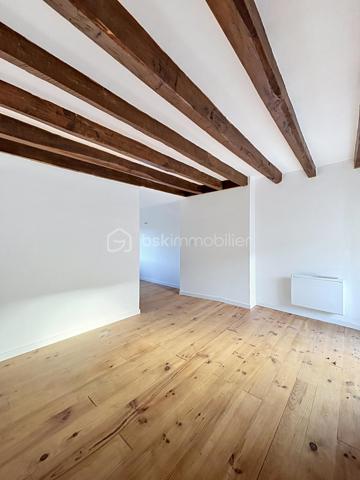 Au cœur du village de Jaulgonne, à proximité immédiate des commerces, écoles et commodités accessibles à pied, cette charmante maison de ville entièrement rénovée offre un cadre de vie agréable et fonctionnel, à seulement 13 minutes de Dormans et 18 minutes de Château-Thierry.

Derrière sa façade, cette maison dévoile un intérieur soigneusement rénové, pensé pour offrir confort, praticité et modernité. L’ensemble bénéficie d’une atmosphère chaleureuse et d’un agencement optimisé, idéal pour une vie quotidienne agréable.

Le premier niveau accueille une belle pièce de vie lumineuse et conviviale, offrant un espace confortable pour recevoir ou profiter de moments en famille. La cuisine indépendante et fonctionnelle dispose d’un agencement pratique.  Un espace dédié à un bureau vient compléter ce niveau, idéal pour le télétravail, une activité indépendante ou un coin lecture. Une salle d’eau moderne ainsi qu’un WC indépendant viennent parfaire cet espace de vie.

À l’étage, le palier dessert deux chambres lumineuses aux volumes confortables, offrant chacune une atmosphère calme et reposante. L’une d’elles bénéficie d’un dressing privatif attenant, apportant un véritable confort au quotidien.

La maison dispose également d’un garage attenant, atout rare et particulièrement recherché en centre-village, facilitant le stationnement et le stockage. Une cave saine complète l’ensemble et offre un espace supplémentaire idéal pour le rangement ou l’aménagement d’une cave à vin.

Entièrement rénovée avec soin et ne nécessitant aucun travaux, cette maison constitue une opportunité idéale pour un projet de résidence principale, de résidence secondaire ou encore d’investissement locatif.

Un bien clé en main alliant charme, fonctionnalité et qualité de vie dans un environnement agréable et dynamique.