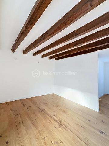 Au cœur du village de Jaulgonne, à proximité immédiate des commerces, écoles et commodités accessibles à pied, cette charmante maison de ville entièrement rénovée offre un cadre de vie agréable et fonctionnel, à seulement 13 minutes de Dormans et 18 minutes de Château-Thierry.

Derrière sa façade, cette maison dévoile un intérieur soigneusement rénové, pensé pour offrir confort, praticité et modernité. L’ensemble bénéficie d’une atmosphère chaleureuse et d’un agencement optimisé, idéal pour une vie quotidienne agréable.

Le premier niveau accueille une belle pièce de vie lumineuse et conviviale, offrant un espace confortable pour recevoir ou profiter de moments en famille. La cuisine indépendante et fonctionnelle dispose d’un agencement pratique.  Un espace dédié à un bureau vient compléter ce niveau, idéal pour le télétravail, une activité indépendante ou un coin lecture. Une salle d’eau moderne ainsi qu’un WC indépendant viennent parfaire cet espace de vie.

À l’étage, le palier dessert deux chambres lumineuses aux volumes confortables, offrant chacune une atmosphère calme et reposante. L’une d’elles bénéficie d’un dressing privatif attenant, apportant un véritable confort au quotidien.

La maison dispose également d’un garage attenant, atout rare et particulièrement recherché en centre-village, facilitant le stationnement et le stockage. Une cave saine complète l’ensemble et offre un espace supplémentaire idéal pour le rangement ou l’aménagement d’une cave à vin.

Entièrement rénovée avec soin et ne nécessitant aucun travaux, cette maison constitue une opportunité idéale pour un projet de résidence principale, de résidence secondaire ou encore d’investissement locatif.

Un bien clé en main alliant charme, fonctionnalité et qualité de vie dans un environnement agréable et dynamique.