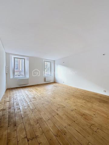 Au cœur du village de Jaulgonne, à proximité immédiate des commerces, écoles et commodités accessibles à pied, cette charmante maison de ville entièrement rénovée offre un cadre de vie agréable et fonctionnel, à seulement 13 minutes de Dormans et 18 minutes de Château-Thierry.

Derrière sa façade, cette maison dévoile un intérieur soigneusement rénové, pensé pour offrir confort, praticité et modernité. L’ensemble bénéficie d’une atmosphère chaleureuse et d’un agencement optimisé, idéal pour une vie quotidienne agréable.

Le premier niveau accueille une belle pièce de vie lumineuse et conviviale, offrant un espace confortable pour recevoir ou profiter de moments en famille. La cuisine indépendante et fonctionnelle dispose d’un agencement pratique.  Un espace dédié à un bureau vient compléter ce niveau, idéal pour le télétravail, une activité indépendante ou un coin lecture. Une salle d’eau moderne ainsi qu’un WC indépendant viennent parfaire cet espace de vie.

À l’étage, le palier dessert deux chambres lumineuses aux volumes confortables, offrant chacune une atmosphère calme et reposante. L’une d’elles bénéficie d’un dressing privatif attenant, apportant un véritable confort au quotidien.

La maison dispose également d’un garage attenant, atout rare et particulièrement recherché en centre-village, facilitant le stationnement et le stockage. Une cave saine complète l’ensemble et offre un espace supplémentaire idéal pour le rangement ou l’aménagement d’une cave à vin.

Entièrement rénovée avec soin et ne nécessitant aucun travaux, cette maison constitue une opportunité idéale pour un projet de résidence principale, de résidence secondaire ou encore d’investissement locatif.

Un bien clé en main alliant charme, fonctionnalité et qualité de vie dans un environnement agréable et dynamique.