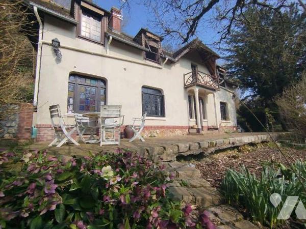 Cette charmante propriété style année 30 couverte en petites tuiles terre cuite de BAVENT, d'un...