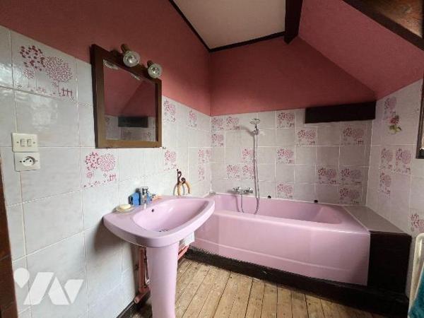 Cette charmante propriété style année 30 couverte en petites tuiles terre cuite de BAVENT, d'un...