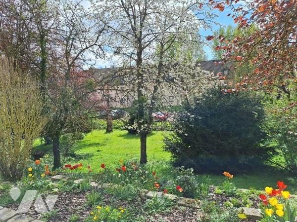 Cette charmante propriété style année 30 couverte en petites tuiles terre cuite de BAVENT, d'un...