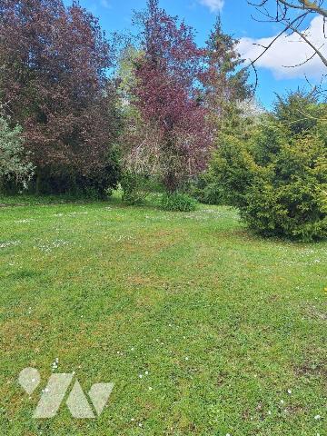 Cette charmante propriété style année 30 couverte en petites tuiles terre cuite de BAVENT, d'un...