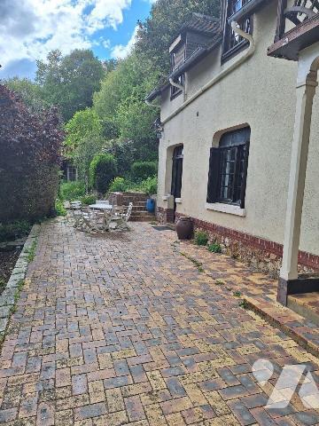 Cette charmante propriété style année 30 couverte en petites tuiles terre cuite de BAVENT, d'un...