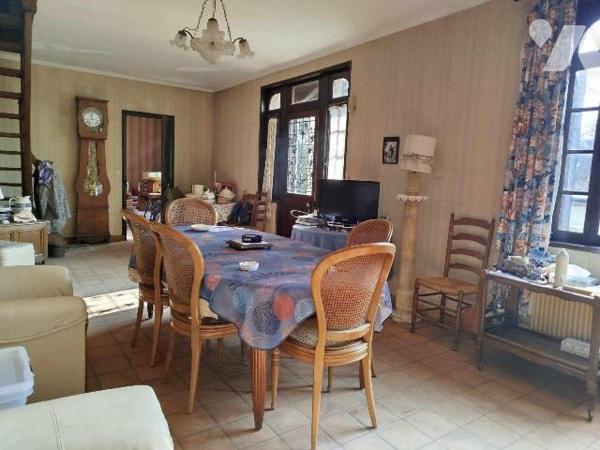 Cette charmante propriété style année 30 couverte en petites tuiles terre cuite de BAVENT, d'un...