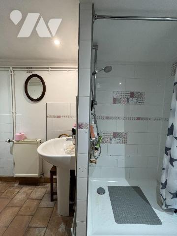 Cette charmante propriété style année 30 couverte en petites tuiles terre cuite de BAVENT, d'un...