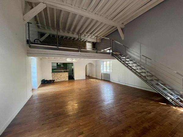 Longère en pierres apparentes, pleine de charme à Champforgeuil