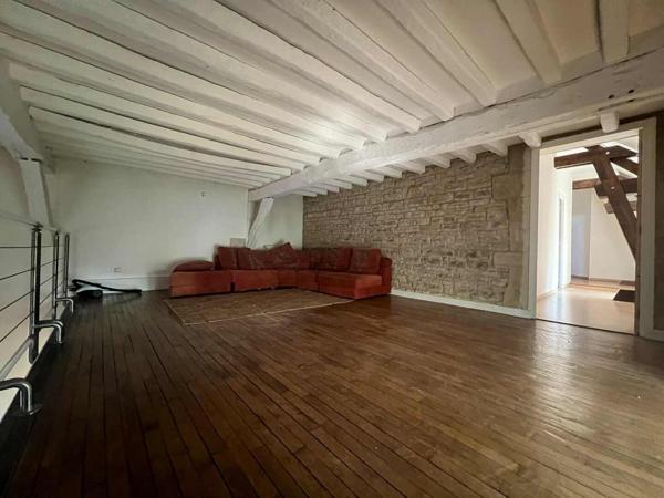 Longère en pierres apparentes, pleine de charme à Champforgeuil