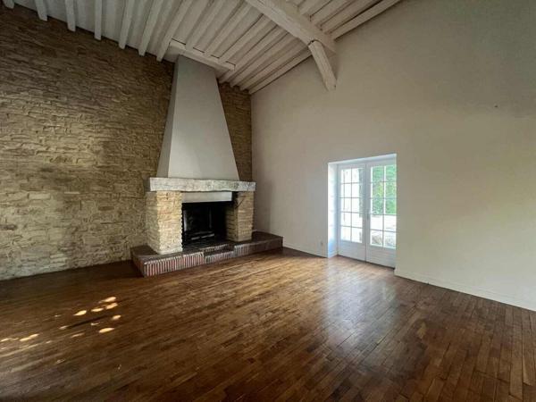 Longère en pierres apparentes, pleine de charme à Champforgeuil