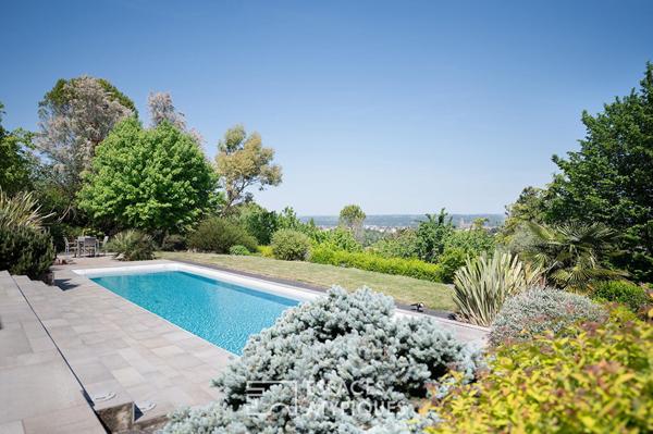 Villa contemporaine avec vue panoramique et piscine sur les hauteurs d’Albi