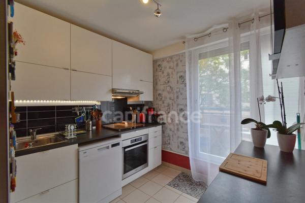 Houilles - Appartement 3 pièces de 68m2, centre-ville avec garage et terrasses de 28m2.