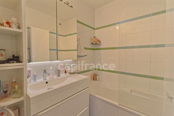 Houilles - Appartement 3 pièces de 68m2, centre-ville avec garage et terrasses de 28m2.