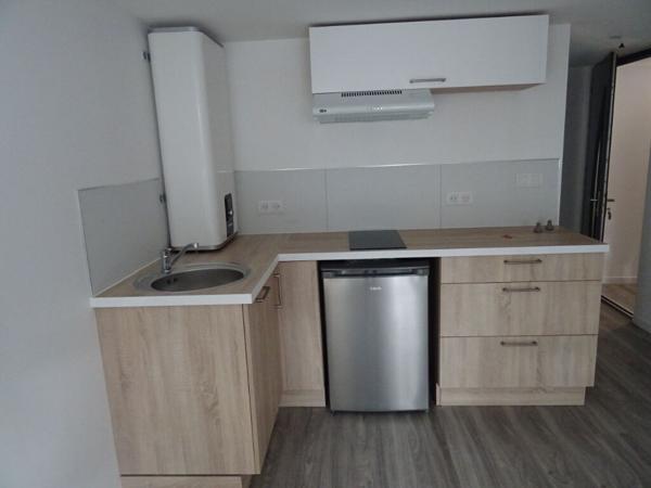 Loue Bourg centre ville, studio rénové charges comprises