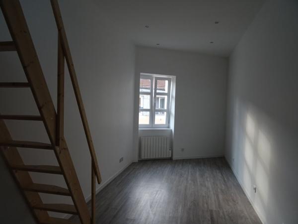 Loue Bourg centre ville, studio rénové charges comprises