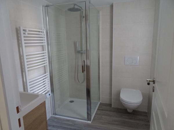 Loue Bourg centre ville, studio rénové charges comprises