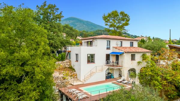 VILLA AVEC PISCINE ET RIVIERE