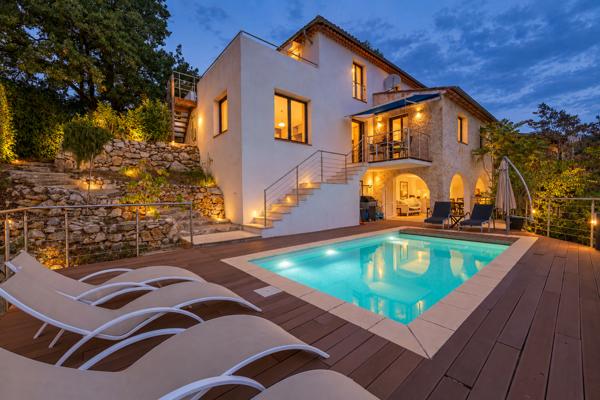 VILLA AVEC PISCINE ET RIVIERE