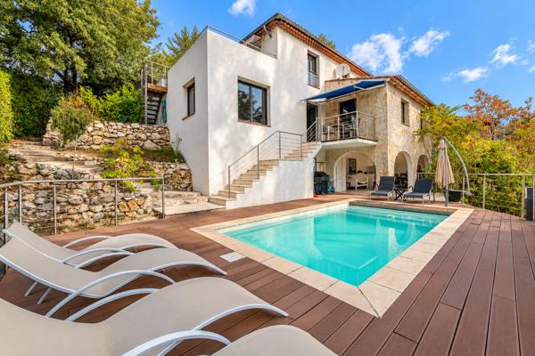 VILLA AVEC PISCINE ET RIVIERE