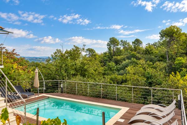 VILLA AVEC PISCINE ET RIVIERE
