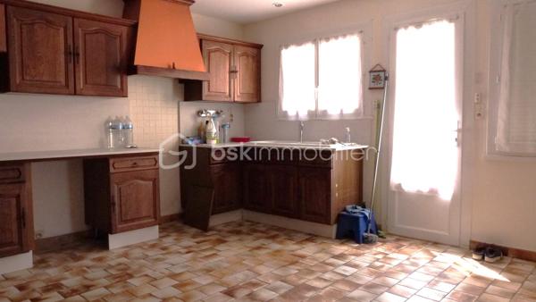 Idéal famille ou investisseurs. A l’origine cet immeuble était séparé en plusieurs appartements. Il a été transformé en habitation principale avec bureau et débarras, cave au RDC. Espace de vie, cuisine terrasse de 15 m2 au premier. 4 chambres et salle d’eau au deuxième et une dernière chambre au troisième. Il bénéficie d’une belle terrasse couverte et d’un jardin avec abris au 3ém étage. L’accès aux différents niveaux permet facilement de transformer cet immeuble en 3 ou 4 appartements.
