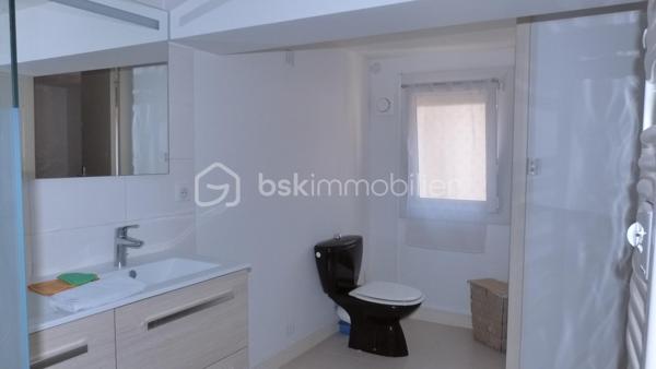 Idéal famille ou investisseurs. A l’origine cet immeuble était séparé en plusieurs appartements. Il a été transformé en habitation principale avec bureau et débarras, cave au RDC. Espace de vie, cuisine terrasse de 15 m2 au premier. 4 chambres et salle d’eau au deuxième et une dernière chambre au troisième. Il bénéficie d’une belle terrasse couverte et d’un jardin avec abris au 3ém étage. L’accès aux différents niveaux permet facilement de transformer cet immeuble en 3 ou 4 appartements.
