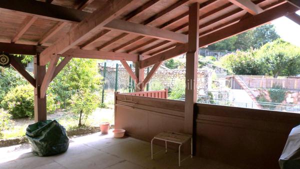 Idéal famille ou investisseurs. A l’origine cet immeuble était séparé en plusieurs appartements. Il a été transformé en habitation principale avec bureau et débarras, cave au RDC. Espace de vie, cuisine terrasse de 15 m2 au premier. 4 chambres et salle d’eau au deuxième et une dernière chambre au troisième. Il bénéficie d’une belle terrasse couverte et d’un jardin avec abris au 3ém étage. L’accès aux différents niveaux permet facilement de transformer cet immeuble en 3 ou 4 appartements.