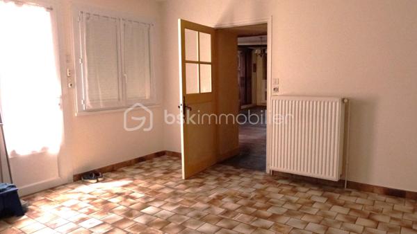Idéal famille ou investisseurs. A l’origine cet immeuble était séparé en plusieurs appartements. Il a été transformé en habitation principale avec bureau et débarras, cave au RDC. Espace de vie, cuisine terrasse de 15 m2 au premier. 4 chambres et salle d’eau au deuxième et une dernière chambre au troisième. Il bénéficie d’une belle terrasse couverte et d’un jardin avec abris au 3ém étage. L’accès aux différents niveaux permet facilement de transformer cet immeuble en 3 ou 4 appartements.