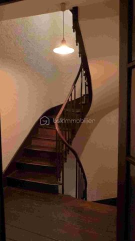 Idéal famille ou investisseurs. A l’origine cet immeuble était séparé en plusieurs appartements. Il a été transformé en habitation principale avec bureau et débarras, cave au RDC. Espace de vie, cuisine terrasse de 15 m2 au premier. 4 chambres et salle d’eau au deuxième et une dernière chambre au troisième. Il bénéficie d’une belle terrasse couverte et d’un jardin avec abris au 3ém étage. L’accès aux différents niveaux permet facilement de transformer cet immeuble en 3 ou 4 appartements.