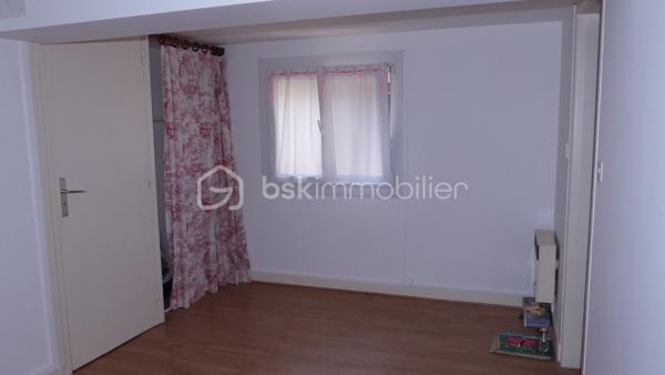 Idéal famille ou investisseurs. A l’origine cet immeuble était séparé en plusieurs appartements. Il a été transformé en habitation principale avec bureau et débarras, cave au RDC. Espace de vie, cuisine terrasse de 15 m2 au premier. 4 chambres et salle d’eau au deuxième et une dernière chambre au troisième. Il bénéficie d’une belle terrasse couverte et d’un jardin avec abris au 3ém étage. L’accès aux différents niveaux permet facilement de transformer cet immeuble en 3 ou 4 appartements.