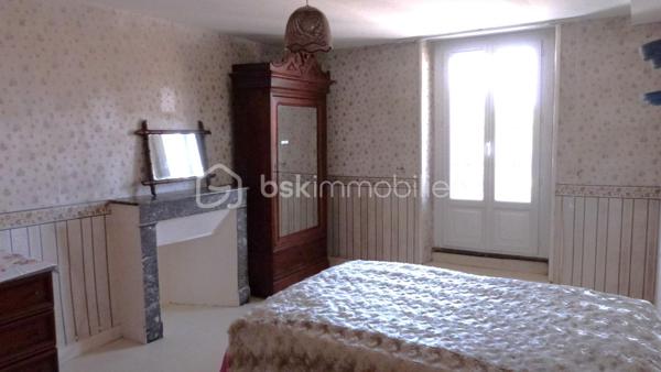 Idéal famille ou investisseurs. A l’origine cet immeuble était séparé en plusieurs appartements. Il a été transformé en habitation principale avec bureau et débarras, cave au RDC. Espace de vie, cuisine terrasse de 15 m2 au premier. 4 chambres et salle d’eau au deuxième et une dernière chambre au troisième. Il bénéficie d’une belle terrasse couverte et d’un jardin avec abris au 3ém étage. L’accès aux différents niveaux permet facilement de transformer cet immeuble en 3 ou 4 appartements.