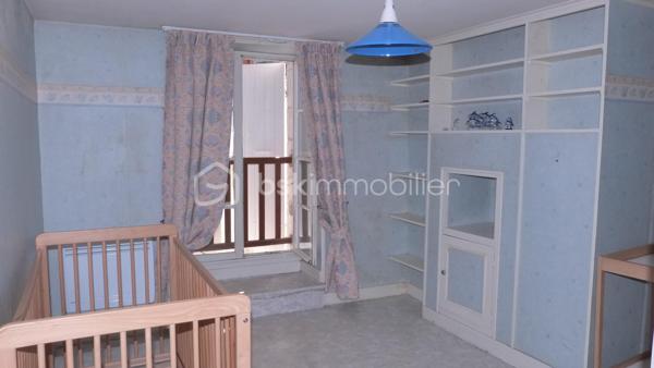 Idéal famille ou investisseurs. A l’origine cet immeuble était séparé en plusieurs appartements. Il a été transformé en habitation principale avec bureau et débarras, cave au RDC. Espace de vie, cuisine terrasse de 15 m2 au premier. 4 chambres et salle d’eau au deuxième et une dernière chambre au troisième. Il bénéficie d’une belle terrasse couverte et d’un jardin avec abris au 3ém étage. L’accès aux différents niveaux permet facilement de transformer cet immeuble en 3 ou 4 appartements.
