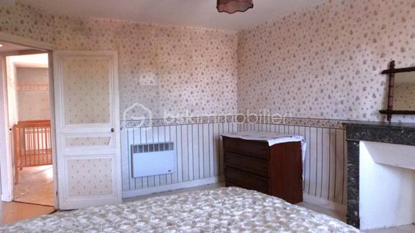 Idéal famille ou investisseurs. A l’origine cet immeuble était séparé en plusieurs appartements. Il a été transformé en habitation principale avec bureau et débarras, cave au RDC. Espace de vie, cuisine terrasse de 15 m2 au premier. 4 chambres et salle d’eau au deuxième et une dernière chambre au troisième. Il bénéficie d’une belle terrasse couverte et d’un jardin avec abris au 3ém étage. L’accès aux différents niveaux permet facilement de transformer cet immeuble en 3 ou 4 appartements.