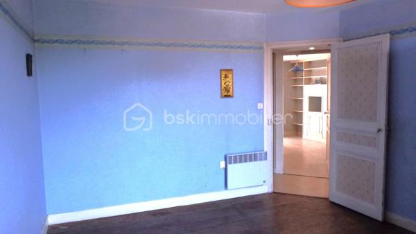 Idéal famille ou investisseurs. A l’origine cet immeuble était séparé en plusieurs appartements. Il a été transformé en habitation principale avec bureau et débarras, cave au RDC. Espace de vie, cuisine terrasse de 15 m2 au premier. 4 chambres et salle d’eau au deuxième et une dernière chambre au troisième. Il bénéficie d’une belle terrasse couverte et d’un jardin avec abris au 3ém étage. L’accès aux différents niveaux permet facilement de transformer cet immeuble en 3 ou 4 appartements.