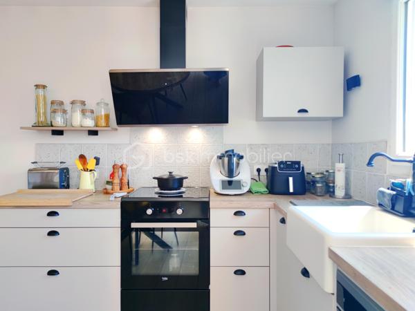 [CENTRE-VILLE / COMMODITÉS À PIED / BALCON / REFAIT À NEUF / 2 CHAMBRES / GRANDE PIÈCE DE VIE / 2 PLACES DE PARKING / EXPO SUD / CHAUFFAGE ÉLECTRIQUE ] 

Au premier et dernier étage d'une petite résidence très calme de 12 logements datant de 2005, venez visiter ce bel appartement avec balcon exposé au sud. 

Il se situe à deux pas de la plaine des sports et du parc Lecoq, à 500m de l'école Jules Ferry et des commerces, et à 1,5 km de la gare. 

Entièrement rénové en 2022, il saura vous séduire par sa fonctionnalité, sa pièce de vie spacieuse, son balcon et son parfait état d'entretien. 

Bien agencé et fonctionnel, il se compose : 
- d'une entrée pouvant accueillir du rangement
- d'une salle d'eau refaite à neuf 
- d'un WC indépendant
- d'un cellier / buanderie pour vos équipements 
- de deux chambres avec placards de 10 m² et 10.5m² 
- d'une pièce de vie avec cuisine ouverte de plus de 30 m²

Vous profiterez de l'extérieur grâce à :
- un balcon exposé sud de 5.5m²
- deux places de stationnement aérien ombragé

Chauffage électrique avec radiateurs performants, ballon d'eau chaude neuf, fenêtres PVC double vitrage avec volets roulants électriques. 
Charges de 1100€/an, comprenant la consommation d'eau froide. 

Coup de cœur à visiter rapidement ! 
----