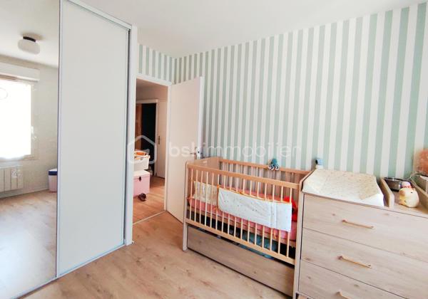 [CENTRE-VILLE / COMMODITÉS À PIED / BALCON / REFAIT À NEUF / 2 CHAMBRES / GRANDE PIÈCE DE VIE / 2 PLACES DE PARKING / EXPO SUD / CHAUFFAGE ÉLECTRIQUE ] 

Au premier et dernier étage d'une petite résidence très calme de 12 logements datant de 2005, venez visiter ce bel appartement avec balcon exposé au sud. 

Il se situe à deux pas de la plaine des sports et du parc Lecoq, à 500m de l'école Jules Ferry et des commerces, et à 1,5 km de la gare. 

Entièrement rénové en 2022, il saura vous séduire par sa fonctionnalité, sa pièce de vie spacieuse, son balcon et son parfait état d'entretien. 

Bien agencé et fonctionnel, il se compose : 
- d'une entrée pouvant accueillir du rangement
- d'une salle d'eau refaite à neuf 
- d'un WC indépendant
- d'un cellier / buanderie pour vos équipements 
- de deux chambres avec placards de 10 m² et 10.5m² 
- d'une pièce de vie avec cuisine ouverte de plus de 30 m²

Vous profiterez de l'extérieur grâce à :
- un balcon exposé sud de 5.5m²
- deux places de stationnement aérien ombragé

Chauffage électrique avec radiateurs performants, ballon d'eau chaude neuf, fenêtres PVC double vitrage avec volets roulants électriques. 
Charges de 1100€/an, comprenant la consommation d'eau froide. 

Coup de cœur à visiter rapidement ! 
----