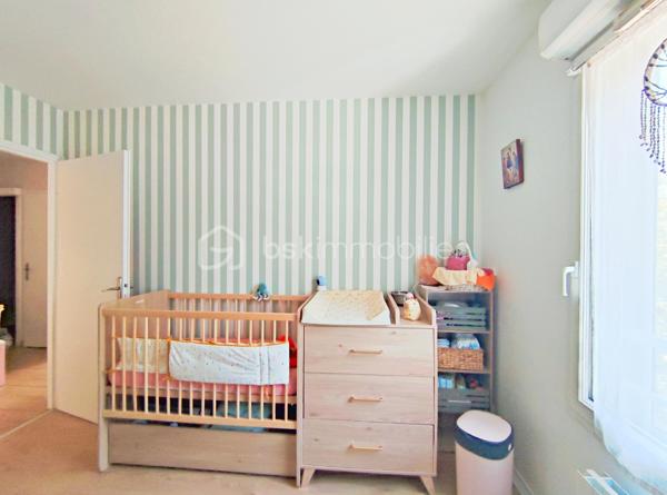 [CENTRE-VILLE / COMMODITÉS À PIED / BALCON / REFAIT À NEUF / 2 CHAMBRES / GRANDE PIÈCE DE VIE / 2 PLACES DE PARKING / EXPO SUD / CHAUFFAGE ÉLECTRIQUE ] 

Au premier et dernier étage d'une petite résidence très calme de 12 logements datant de 2005, venez visiter ce bel appartement avec balcon exposé au sud. 

Il se situe à deux pas de la plaine des sports et du parc Lecoq, à 500m de l'école Jules Ferry et des commerces, et à 1,5 km de la gare. 

Entièrement rénové en 2022, il saura vous séduire par sa fonctionnalité, sa pièce de vie spacieuse, son balcon et son parfait état d'entretien. 

Bien agencé et fonctionnel, il se compose : 
- d'une entrée pouvant accueillir du rangement
- d'une salle d'eau refaite à neuf 
- d'un WC indépendant
- d'un cellier / buanderie pour vos équipements 
- de deux chambres avec placards de 10 m² et 10.5m² 
- d'une pièce de vie avec cuisine ouverte de plus de 30 m²

Vous profiterez de l'extérieur grâce à :
- un balcon exposé sud de 5.5m²
- deux places de stationnement aérien ombragé

Chauffage électrique avec radiateurs performants, ballon d'eau chaude neuf, fenêtres PVC double vitrage avec volets roulants électriques. 
Charges de 1100€/an, comprenant la consommation d'eau froide. 

Coup de cœur à visiter rapidement ! 
----