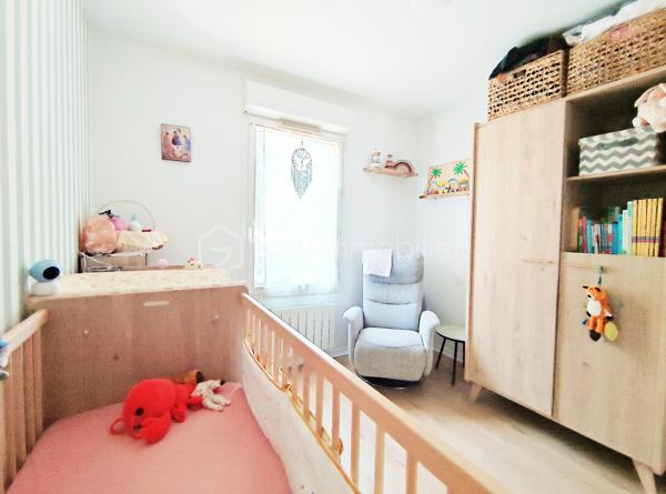 [CENTRE-VILLE / COMMODITÉS À PIED / BALCON / REFAIT À NEUF / 2 CHAMBRES / GRANDE PIÈCE DE VIE / 2 PLACES DE PARKING / EXPO SUD / CHAUFFAGE ÉLECTRIQUE ] 

Au premier et dernier étage d'une petite résidence très calme de 12 logements datant de 2005, venez visiter ce bel appartement avec balcon exposé au sud. 

Il se situe à deux pas de la plaine des sports et du parc Lecoq, à 500m de l'école Jules Ferry et des commerces, et à 1,5 km de la gare. 

Entièrement rénové en 2022, il saura vous séduire par sa fonctionnalité, sa pièce de vie spacieuse, son balcon et son parfait état d'entretien. 

Bien agencé et fonctionnel, il se compose : 
- d'une entrée pouvant accueillir du rangement
- d'une salle d'eau refaite à neuf 
- d'un WC indépendant
- d'un cellier / buanderie pour vos équipements 
- de deux chambres avec placards de 10 m² et 10.5m² 
- d'une pièce de vie avec cuisine ouverte de plus de 30 m²

Vous profiterez de l'extérieur grâce à :
- un balcon exposé sud de 5.5m²
- deux places de stationnement aérien ombragé

Chauffage électrique avec radiateurs performants, ballon d'eau chaude neuf, fenêtres PVC double vitrage avec volets roulants électriques. 
Charges de 1100€/an, comprenant la consommation d'eau froide. 

Coup de cœur à visiter rapidement ! 
----